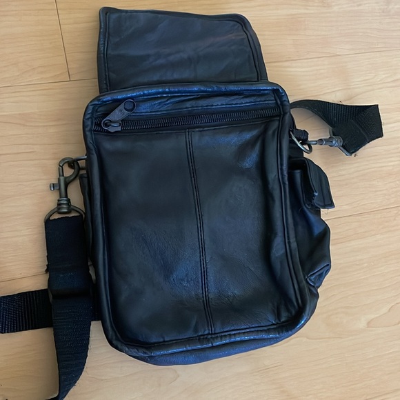 Leather “Gadget” Bag. Concert/event Sz. Crossbody. Like New adjustable strap. - Picture 4 of 7